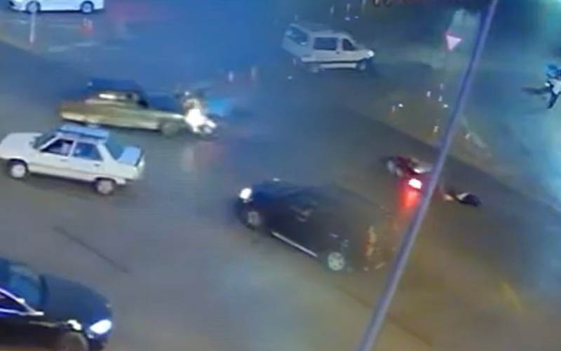 Bir kavşakta iki kaza: Motosiklet sürücüleri yaralandı