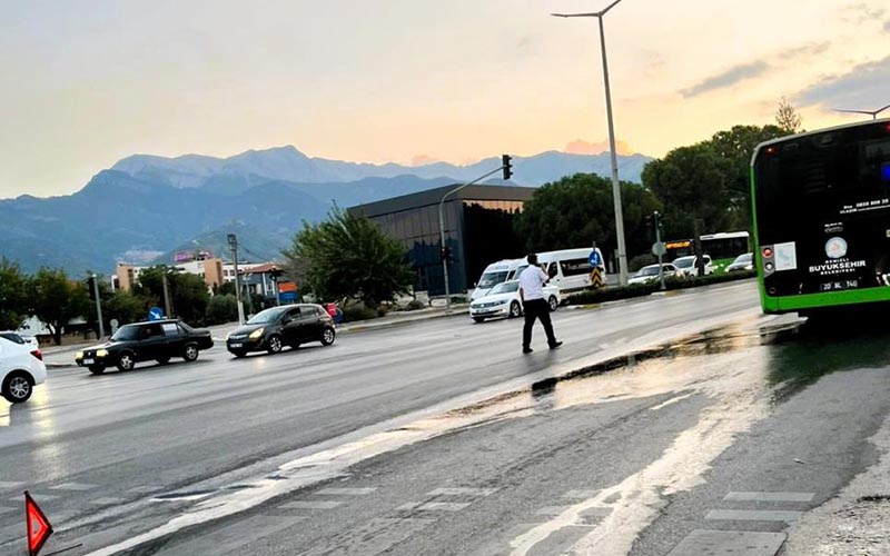 Belediye otobüsünden dökülen yakıt tehlike yarattı