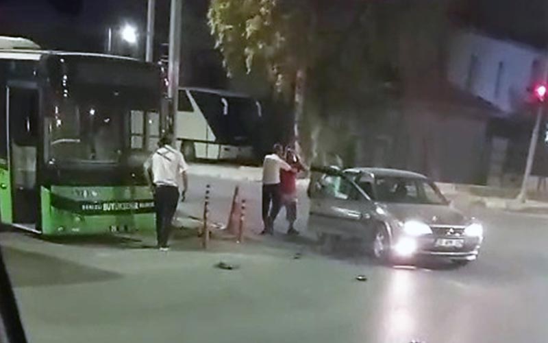 Darp edilen kadını belediye otobüsü şoförleri kurtardı
