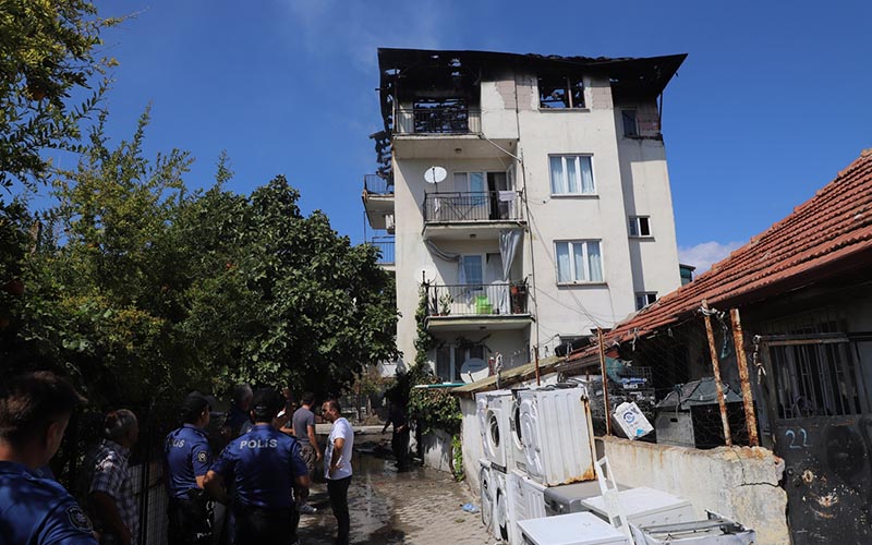 Ev yangınında çocuklarını kurtarmaya çalışan anne yaralandı