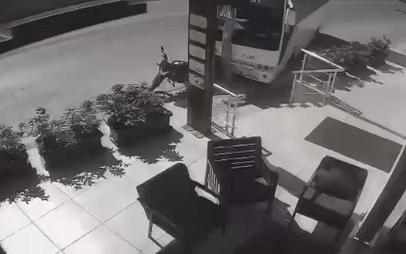 Freni boşalan midibüs aydınlatma direğine çarptı
