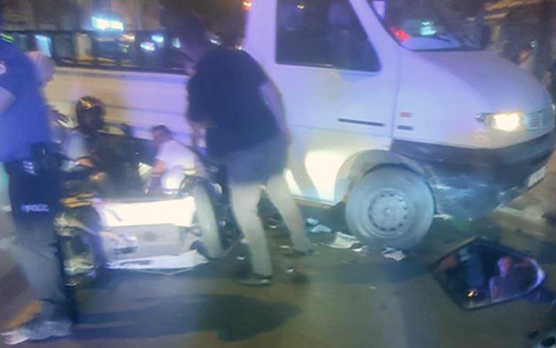 Kamyonetin çarptığı motosikletli yaralandı