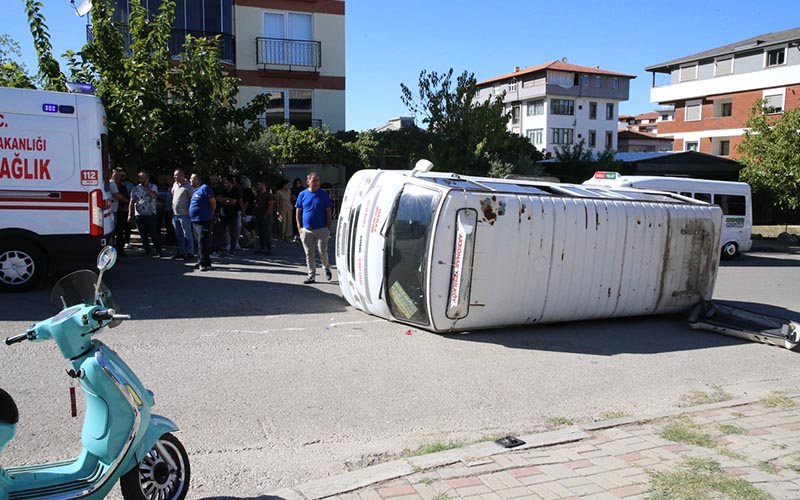 Minibüs ile otomobilin çarpıştığı kazada 3 kişi yaralandı