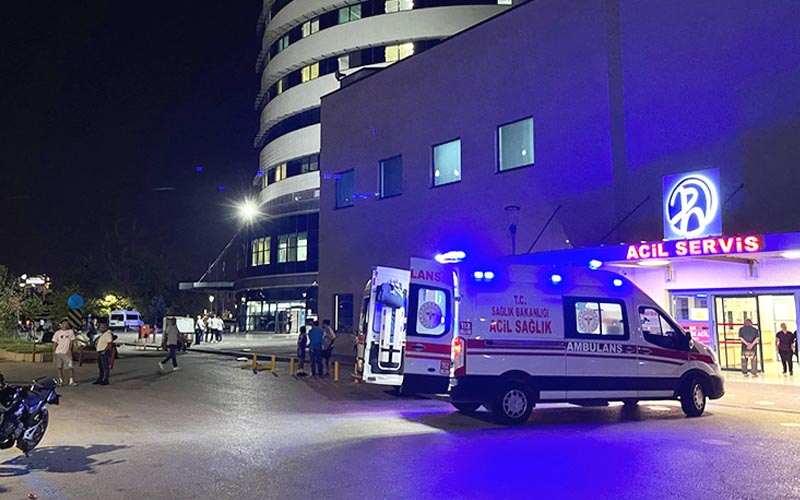 Parktaki bıçaklı kavgada 2 kişi yaralandı