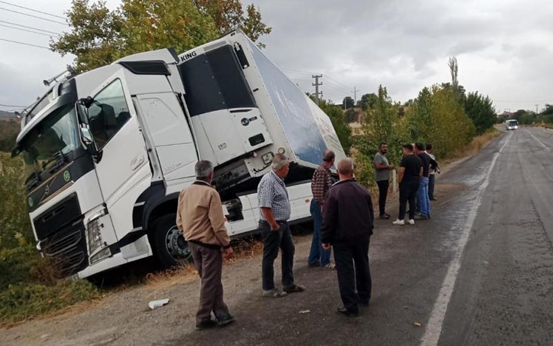 Yağışlı havada kayan TIR şarampole girdi