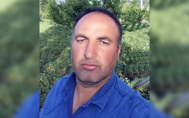 Traktör ağaca çarptı, sürücü öldü