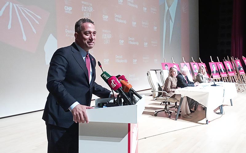 Başarır: Delegelerimiz bir kişinin, Atatürk’ün önünde eğilir