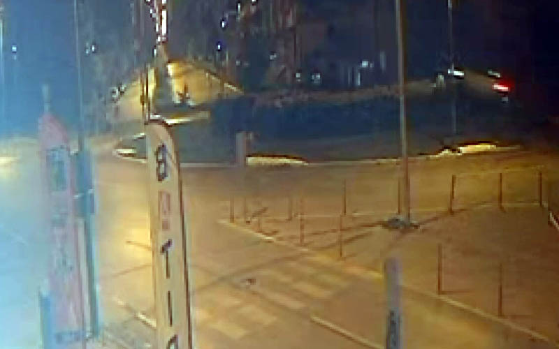 Anıta çarpan otomobil alev alıp ters geldi