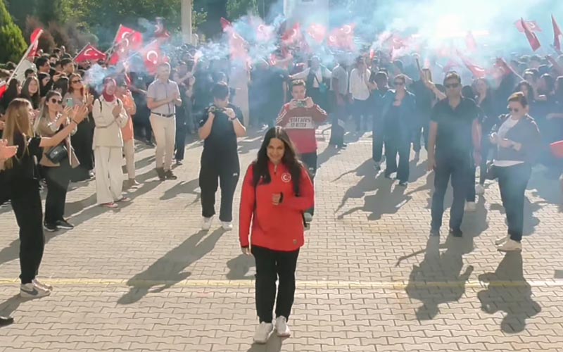 Dartta dünya şampiyonu olan sporcuya okulunda görkemli karşılama