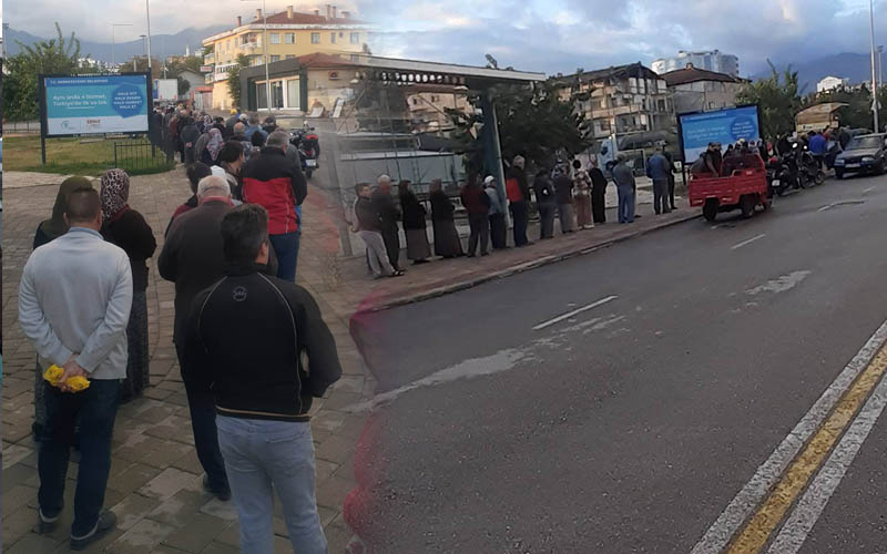 Ucuz ekmek kuyruğu