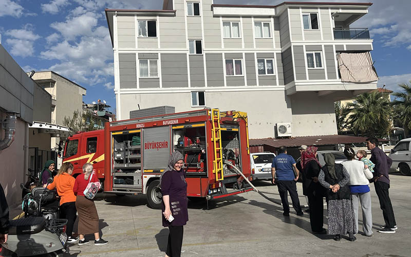 Binada yangın çıktı, dumandan etkilenen kadın hastaneye kaldırıldı