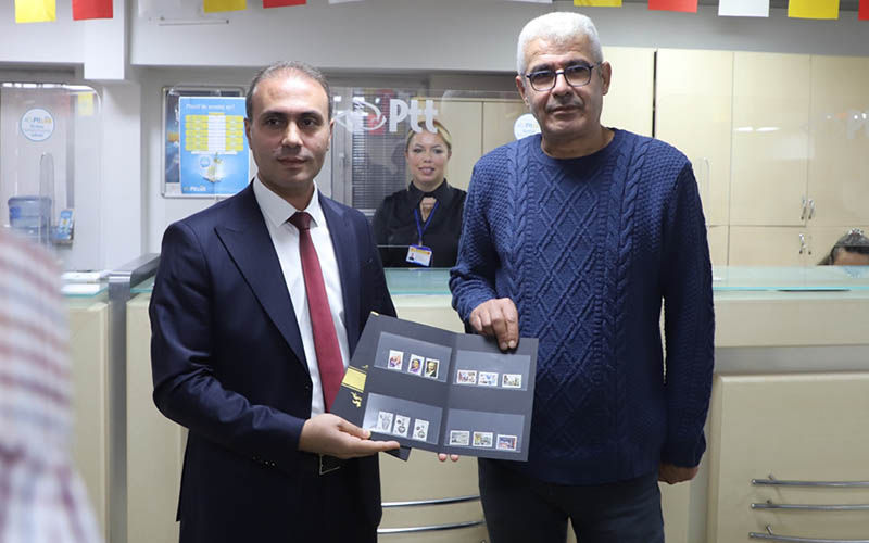 PTT’den 185. müşterisine pul portföyü hediyesi