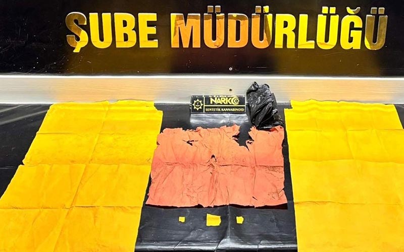 Yüzbinlerce kullanımlık kağıda emdirilmiş uyuşturucu ele geçirildi