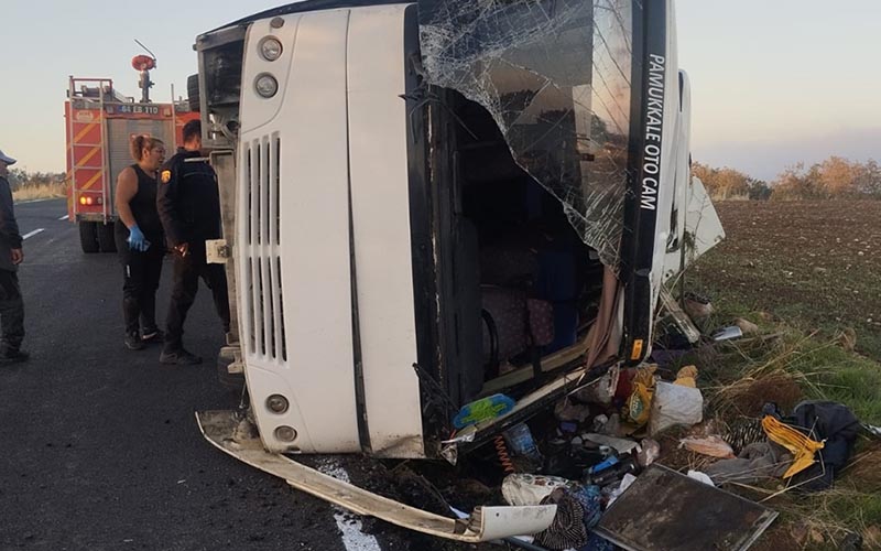 Midibüs devrildi, 23 tarım işçisi yaralandı