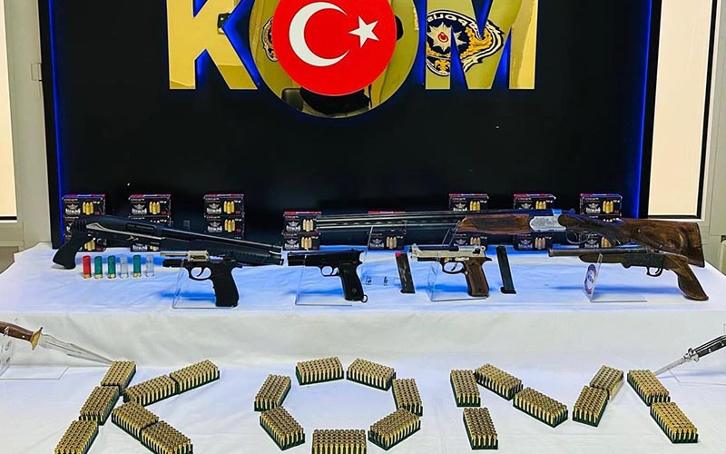 KOM’un operasyonunda tabanca ve tüfekler ele geçirildi