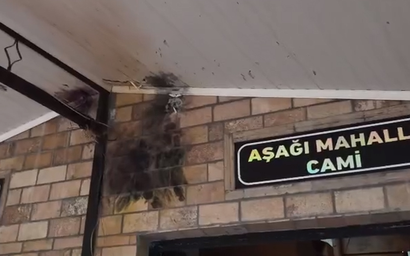 Cemaat namaz kılarken camiye yıldırım düştü