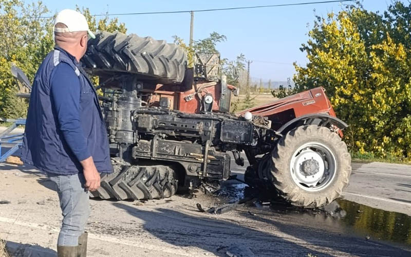 Traktörün ikiye bölündüğü kazada 2 kişi yaralandı