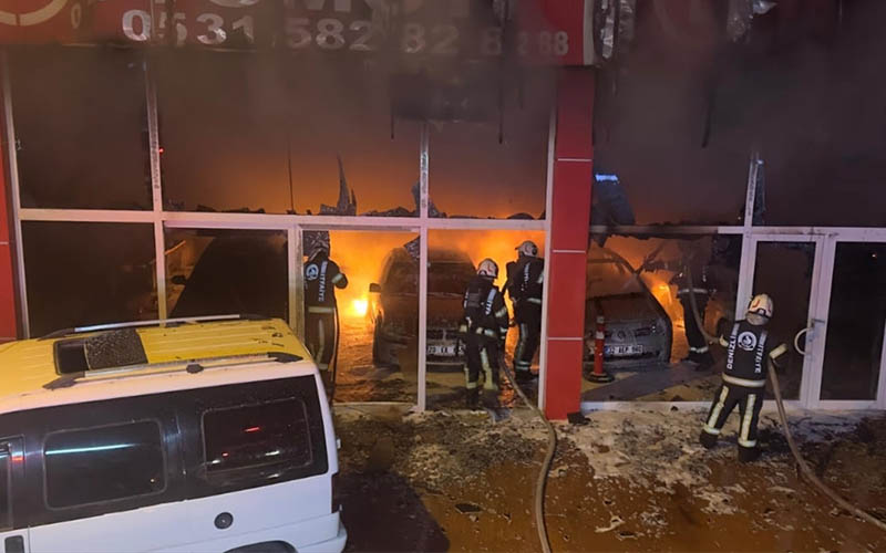 Oto galeride 5 araç yandı, kundaklamadan şüpheleniliyor