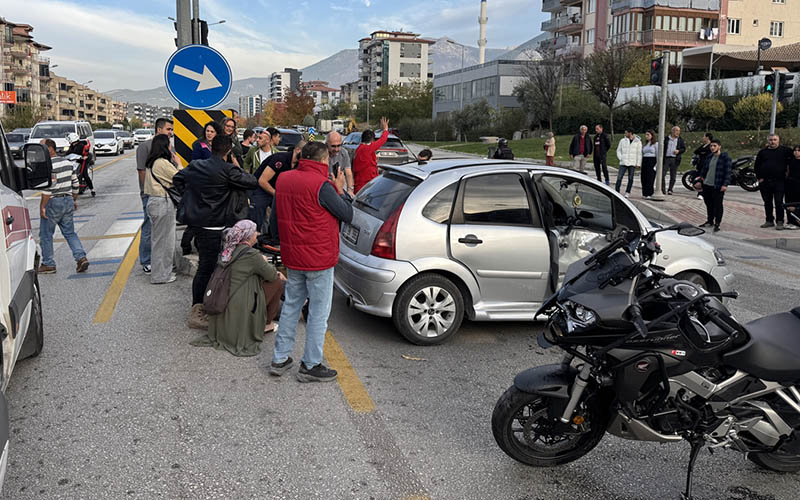Otomobille motosikletin çarpışması sonucu 4 kişi yaralandı