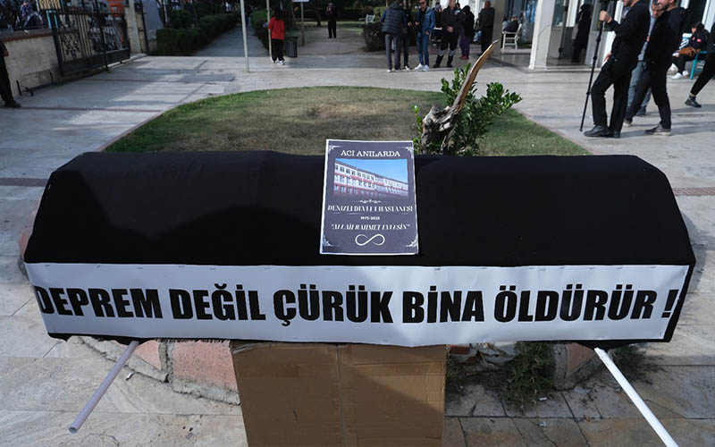 Sağlıkçılardan Denizli Devlet Hastanesi önünde tabutlu eylem