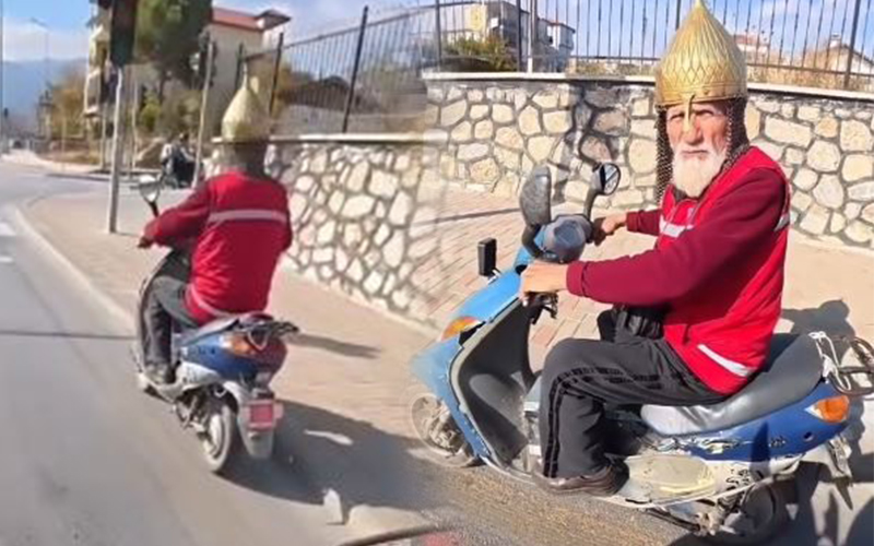 Motosiklet sürücüsü kask yerine miğfer taktı