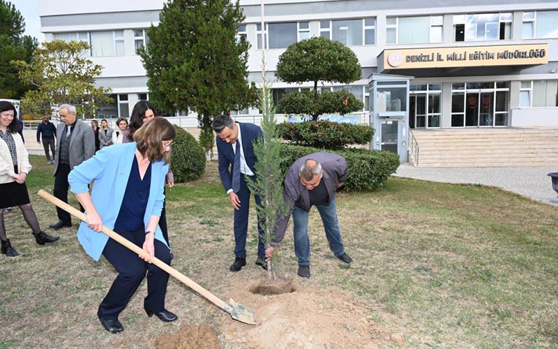 İl Milli Eğitim Müdürlüğünde 250 personelin dikili ağacı oldu