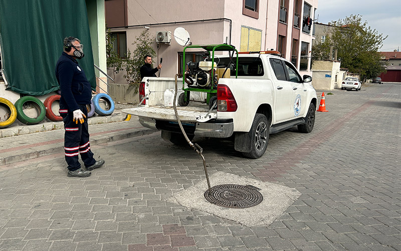Pamukkale Belediyesinden sinekle mücadele için ilaçlama