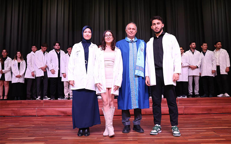 PAÜ Diş Hekimliği Fakültesinde öğrenciler beyaz önlük giydi