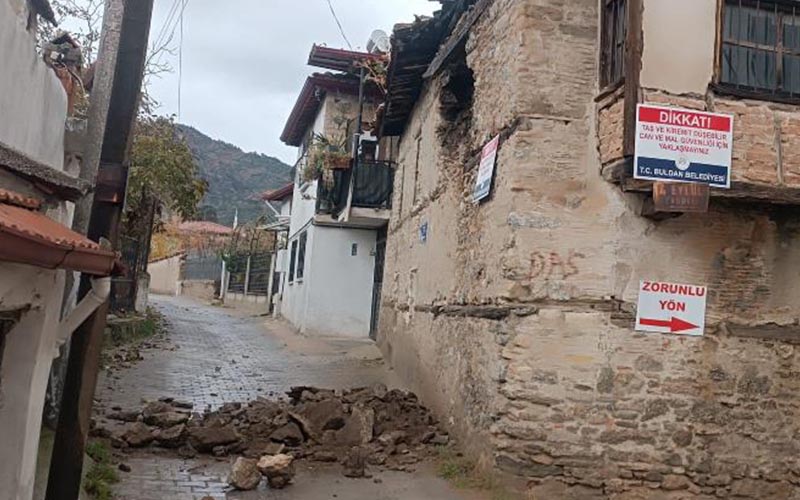 Binanın duvarı yıkıldı