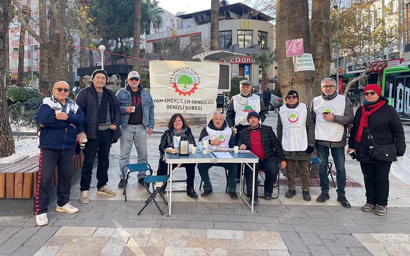 Emekliler taleplerini dile getirmek için meydanlara çıkıyor
