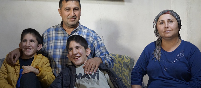 Denizli’de yaşayan Batuhan ve Emirhan Akar, Kromozom 4q Delesyon Sendromu’yla mücadele ediyor