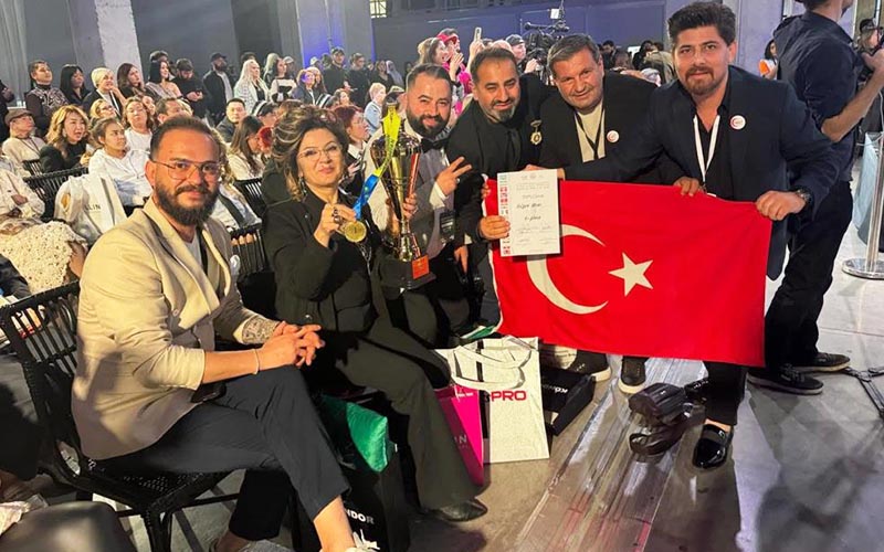 Denizlili kuaför Kazakistan’da altın madalya kazandı
