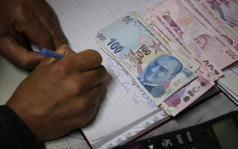 Öğrencilerin kermes geliriyle iki bakkalın veresiye defterindeki borçlar silindi