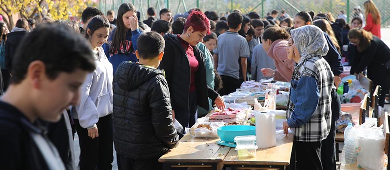 Denizli'de öğrenciler bakkaldaki veresiye defterinde yazılı borçları ödedi