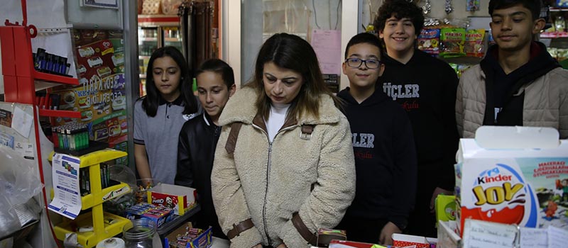 Denizli'de öğrenciler bakkaldaki veresiye defterinde yazılı borçları ödedi