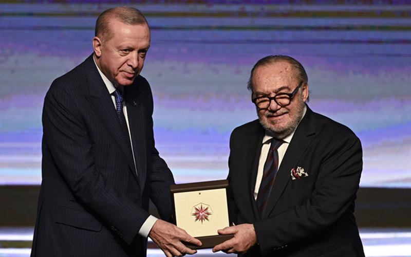 Denizli ressam Gökçebağ, Cumhurbaşkanlığı Kültür ve Sanat Büyük Ödülü’nü aldı