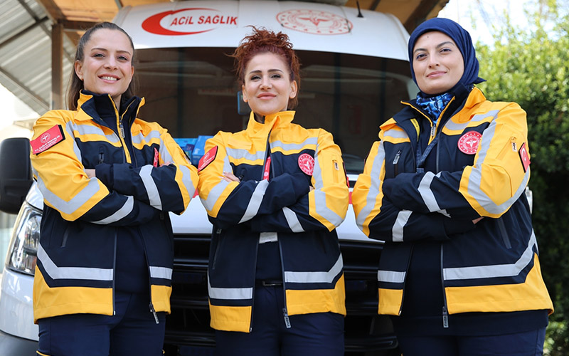 Acil dokunuşla hastaları hayata bağlayan 3 kadın paramedik