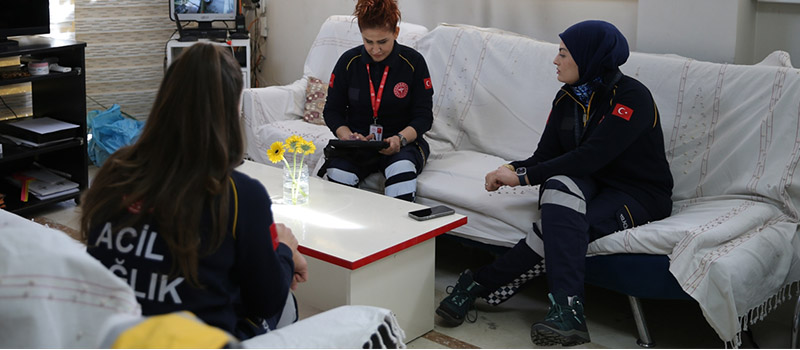 Denizli ambulansta acil görevi yapan 3 kadın paramedik