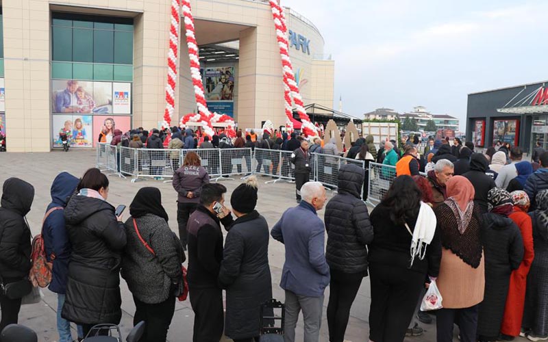 Hediye çeki için market açılışında 9 saat kuyrukta beklediler