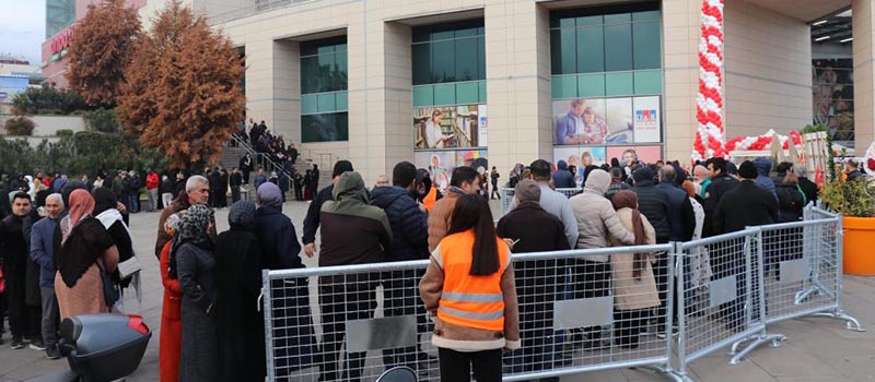 Denizli’de market açılışında hediye çeki için uzun kuyruk oluştu