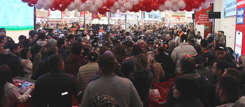 Denizli’de market açılışında hediye çeki için uzun kuyruk oluştu