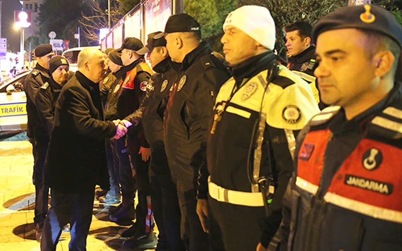 Vali Coşkun yılbaşında görev yapan personeli ziyaret etti