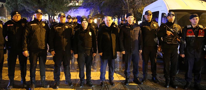 Denizli'de yılbaşı dolayısıyla görev yapan personeli Vali Coşkun ziyaret etti