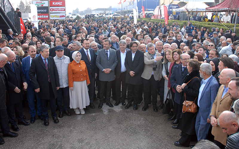 Üst geçit açılışı CHP ile AK Parti’yi buluşturdu