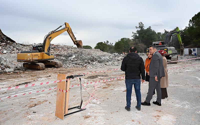 Okulla birlikte anılar da yerle bir oldu