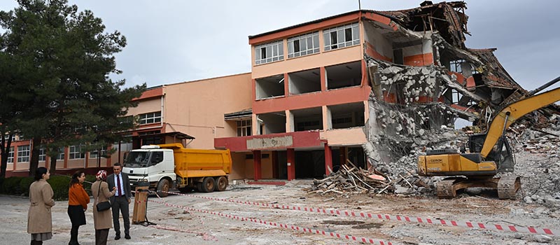 Denizli Atatürk Mesleki ve Teknik Anadolu Lisesi yıkılıyor