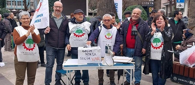 Denizli emekliler bulvara sandık koydu