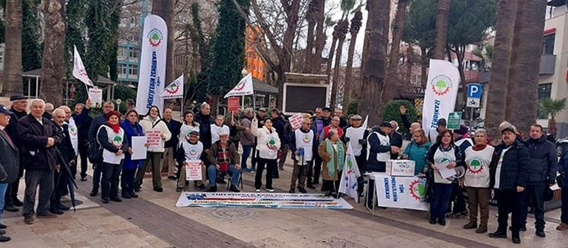 Denizli emekliler bulvara sandık koydu