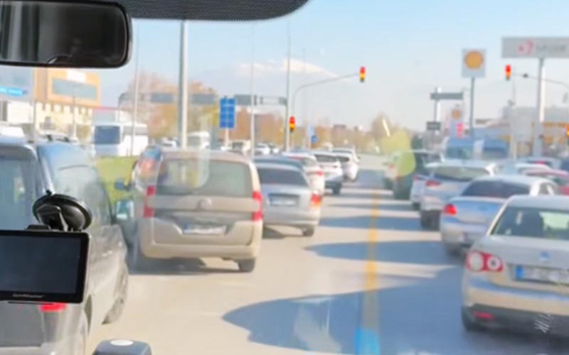 Kalp krizi geçiren hastayı taşıyan ambulansa fermuar uygulamasıyla yol verdiler