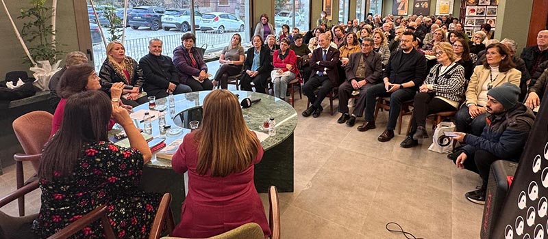 Denizli Gülizar Biçer Karaca ve Çiğdem Toker kitaplarını imzaladı